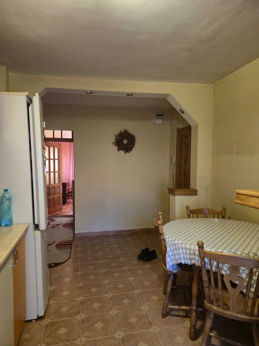 Vând apartament cu 3 camere, decomandat, în suprafață de 70 mp situat în zona centrala