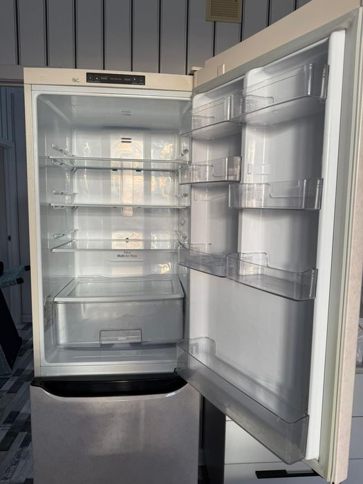 Холодильник LG в идеальном состоянии