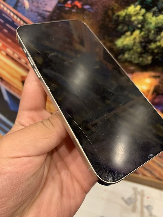 Iphone 15 pro max със спукан работещ дисплей