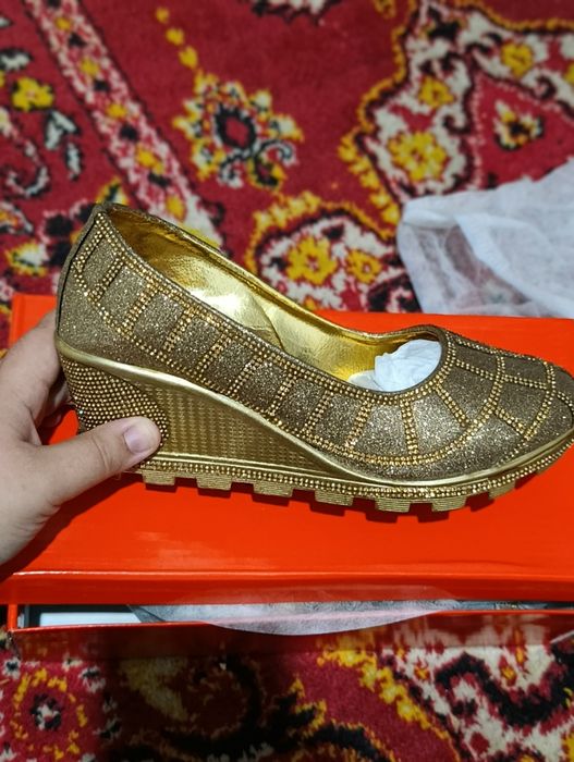 Ayollar bayramona tufligi