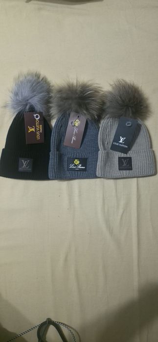 Дамски Зимни Шапки.