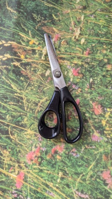 Продам ножницы зиг заг очень нужные помощники при шитье.