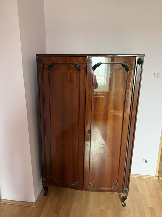 Vand dulapuri 100 lei buc