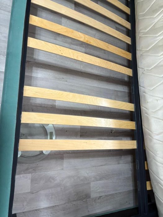 Кровать и шкаф сатылады