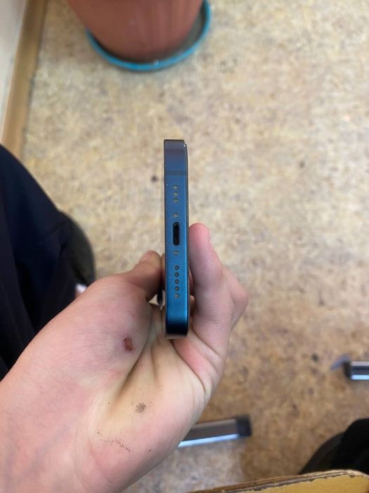 Продам Айфон 13.