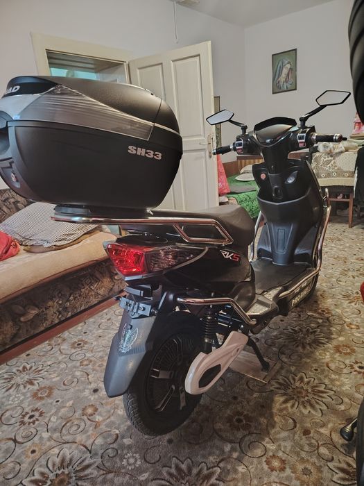 Vând scutăr electric