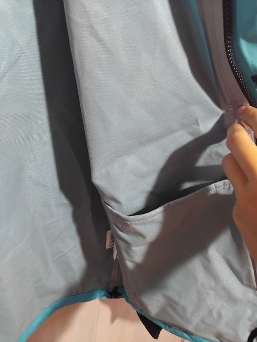 Geaca rezistenta la apa (waterproof)