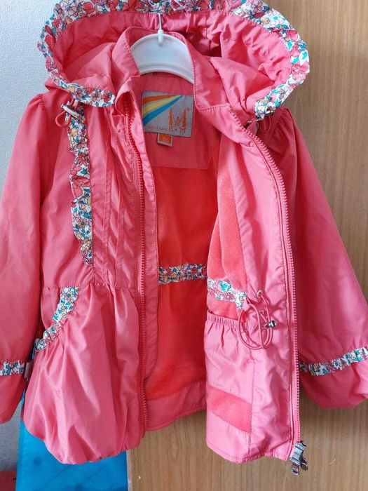 Продам куртку на девочку 2-3 годика