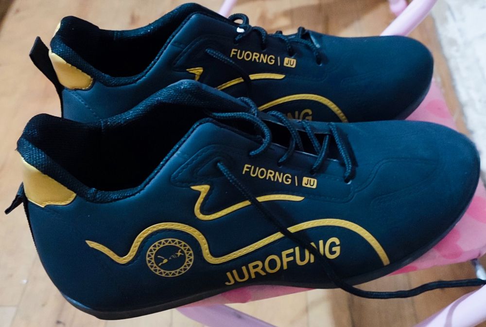 Продам кроссовки новые.