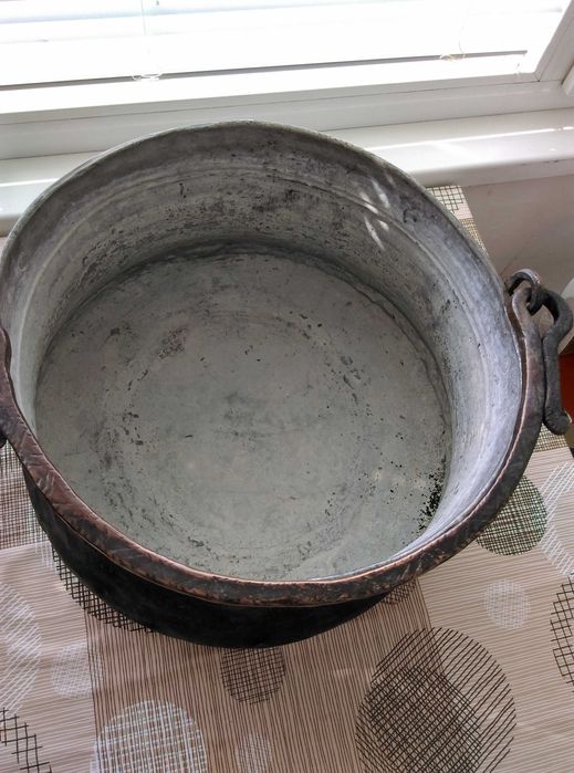 2 бр Стари медни(бакърени) котли голям 20 л и по малък 12 литра.