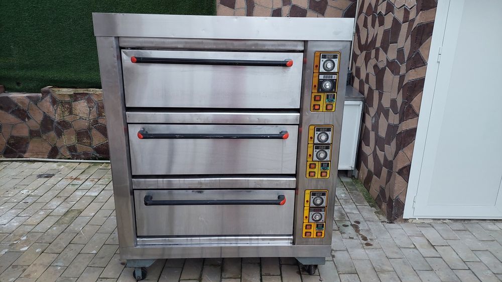 Продавам професионална трикамерна фурна