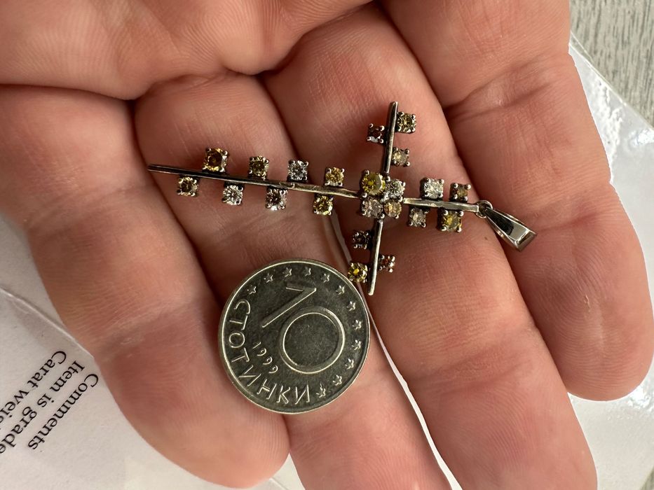 18к златен кръст с цветни диаманти.