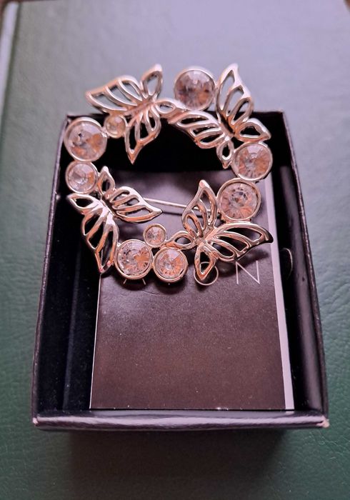 Broșă coroniță argintie