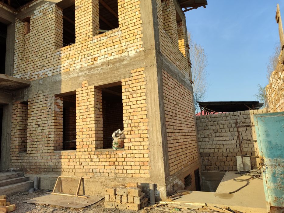 Срочно продается. 2 etajli, 6 xona + podval