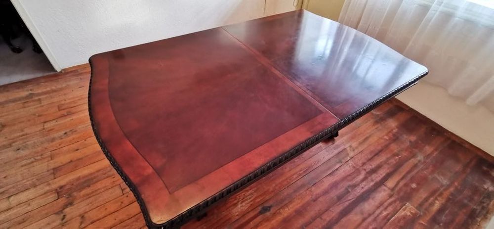 Трапезна маса със столове.