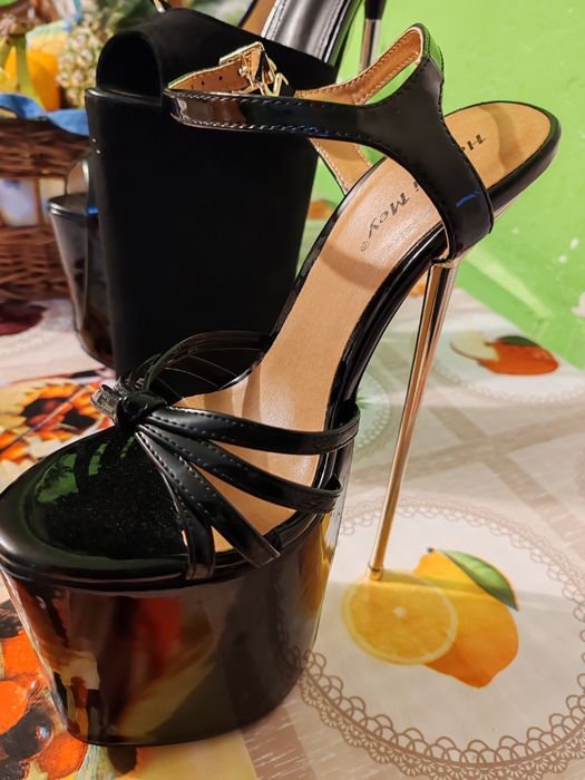 Vând perechii sandale