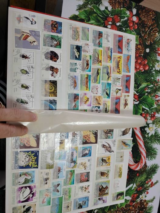 Vând 3 clasoare de timbre+ 1,7 kg timbre