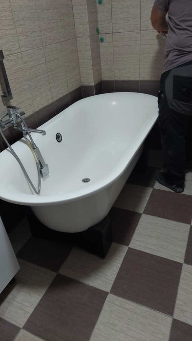 cada ovala pe picioare, ideala pentru amplasare in bai mari