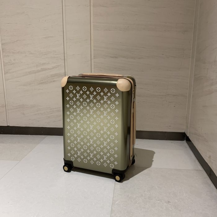 Чемодан Louis Vuitton Horizon 55 Monogram Titanium