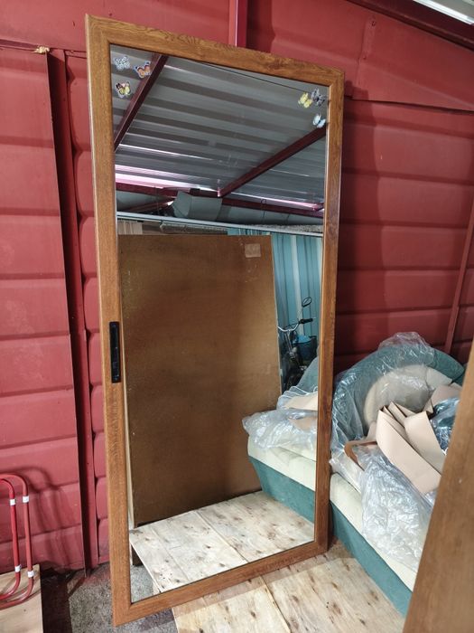 Плъзгаща врата със огледала от двете страни