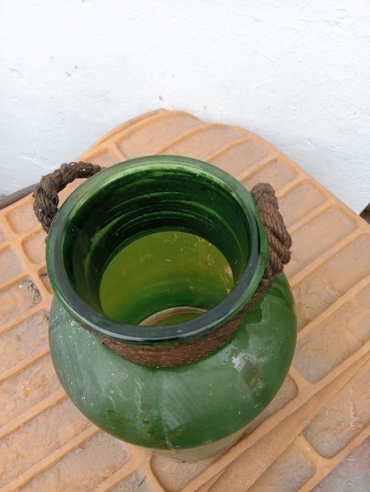 Стеклянный бутыль.