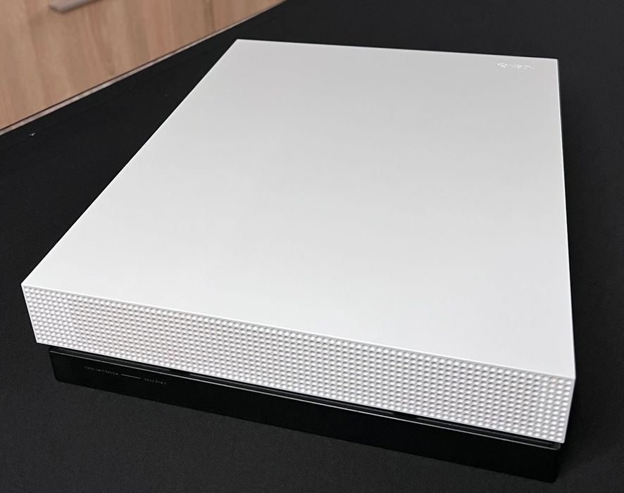 Xbox One X varianta albă