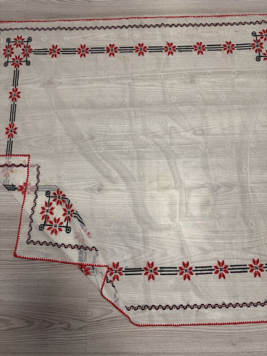 Față de masă cusută manual