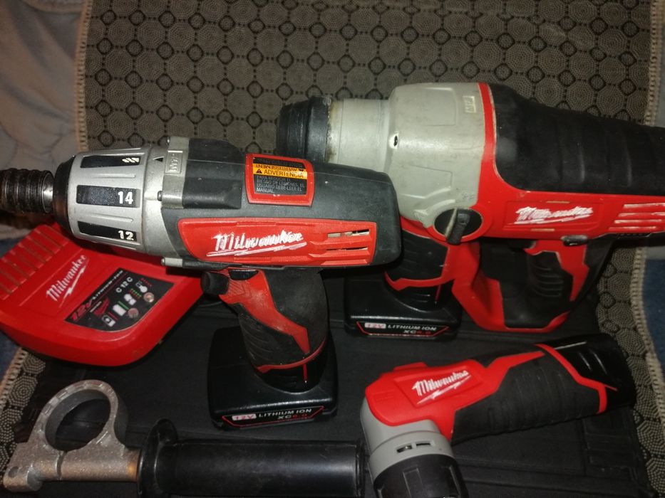 Set milwaukee impact rotopercutor lanterna