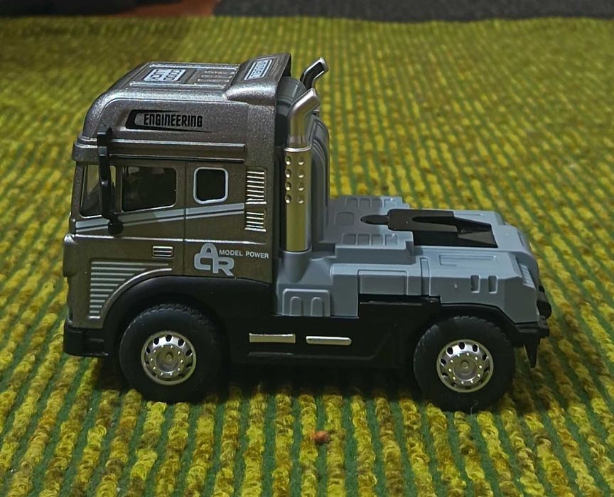 Продается моделька тягач