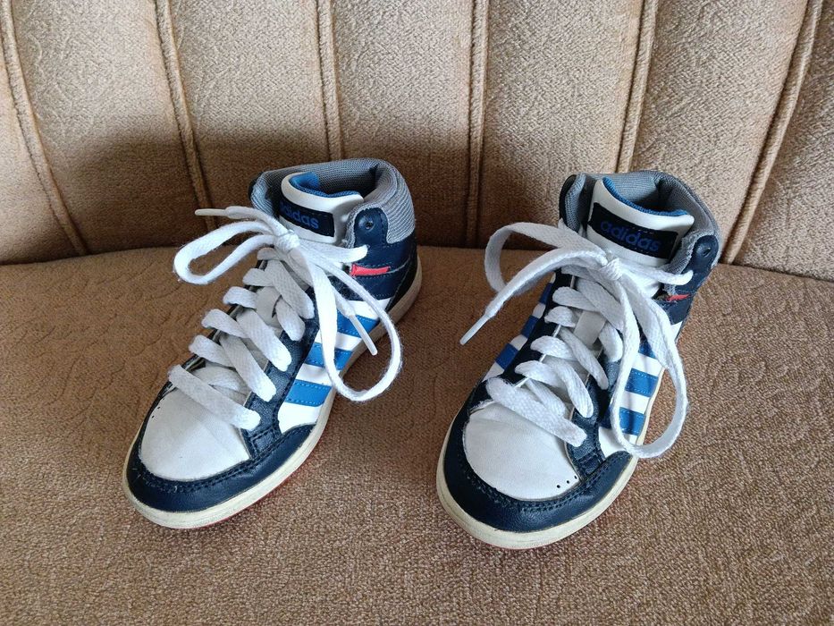 Продавам детски обувки Adidas