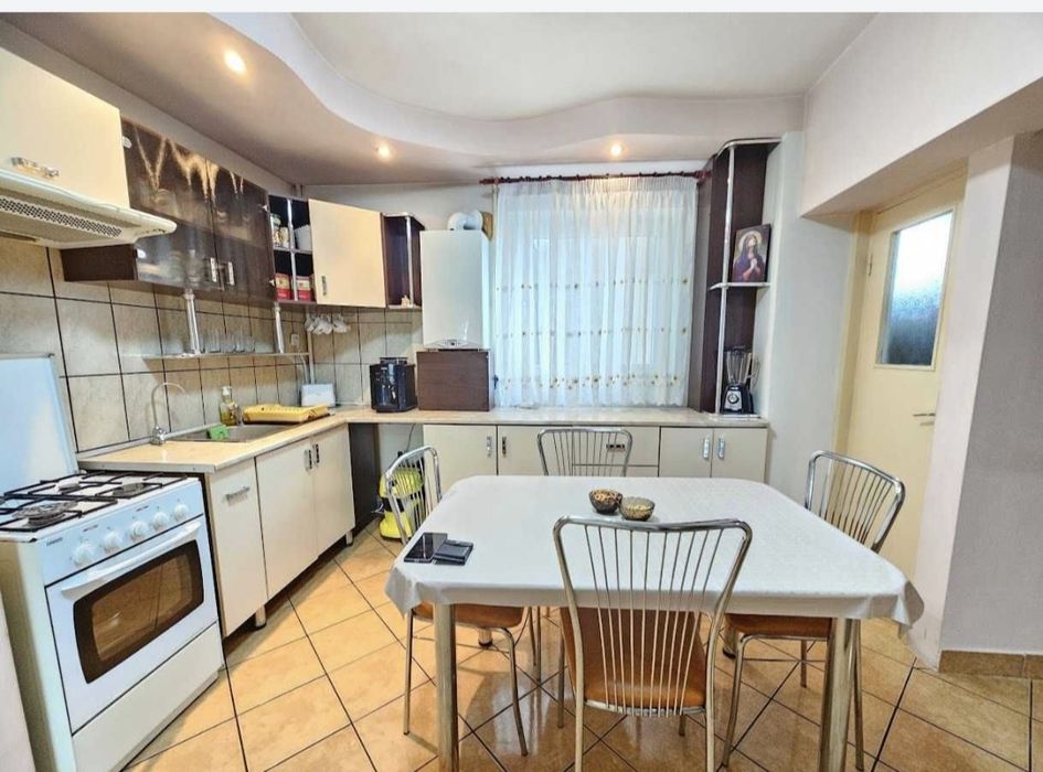 Vand apartament 3 camere, 2 bai , Tudor, etaj 2,zona Fortuna!