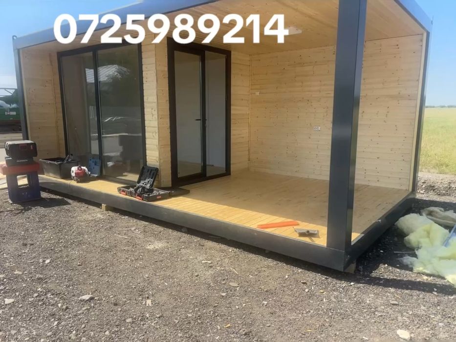 Container modular cu terasa model cu lambriu de lemn pe tavan si pereti