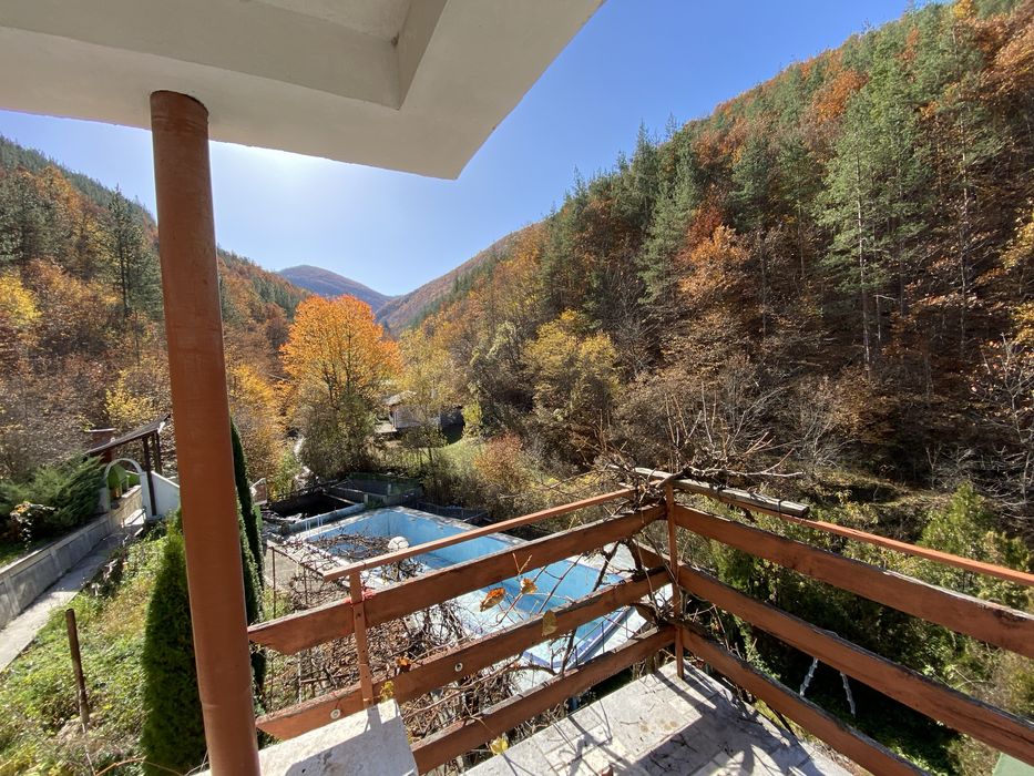 Къща на четири нива с изграден басейн област София