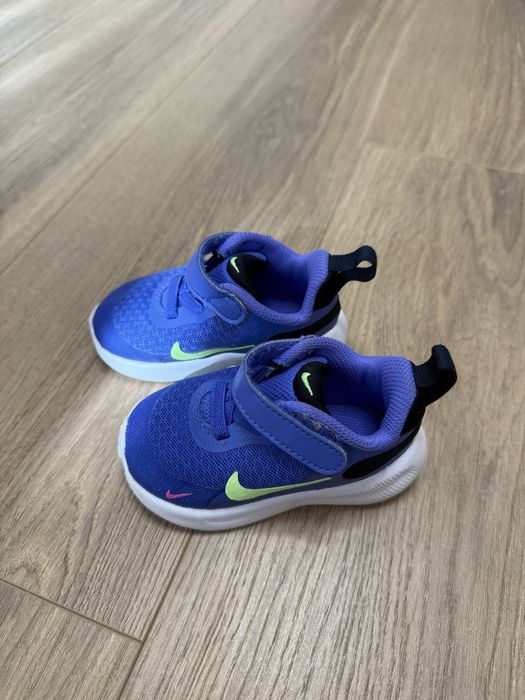 Маратонки Nike Revolution 19.5