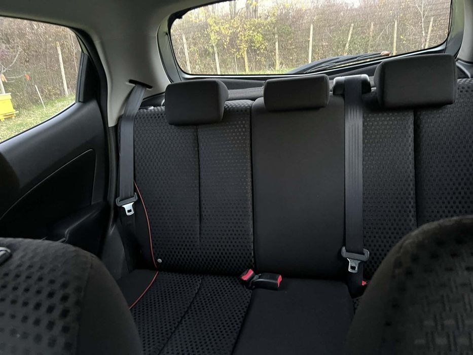 Мазда 2  1.4 бензин