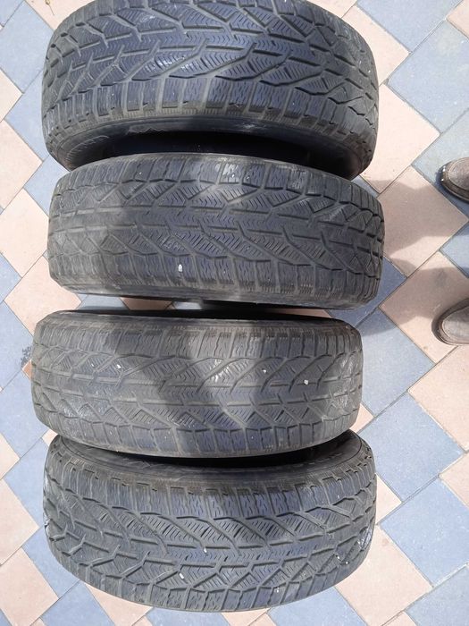 Vand 4 anvelope de iarna suv