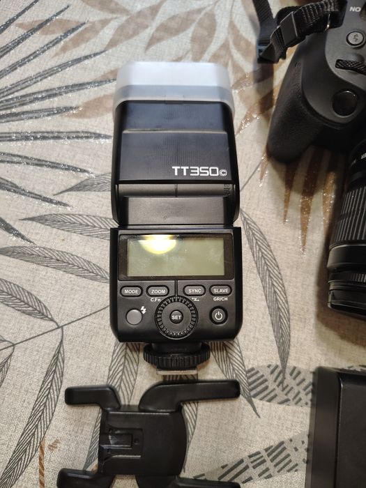 Aparat foto Canon Eos 2000D cu blitz