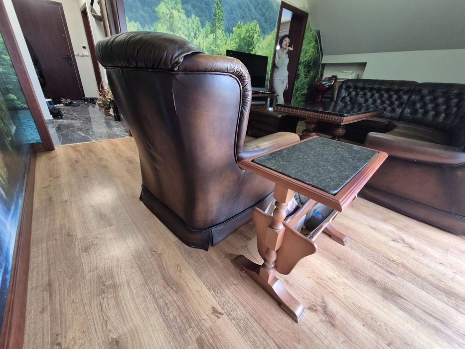 Честърфийлд от естествена кожа с маса за хол