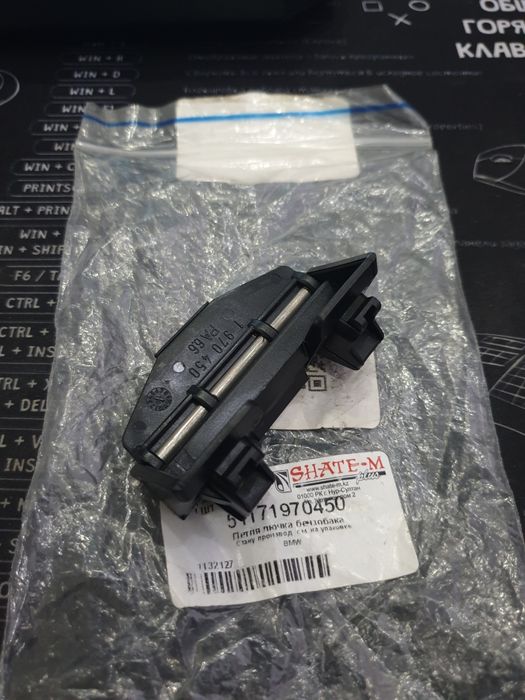 Петля люка бензобака BMW 5-E39 / X5