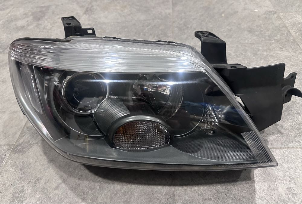 Десен фар за Мицубиши Аутлендър 2006г