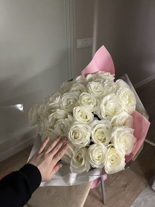 Пышные белые розы 33 штук
