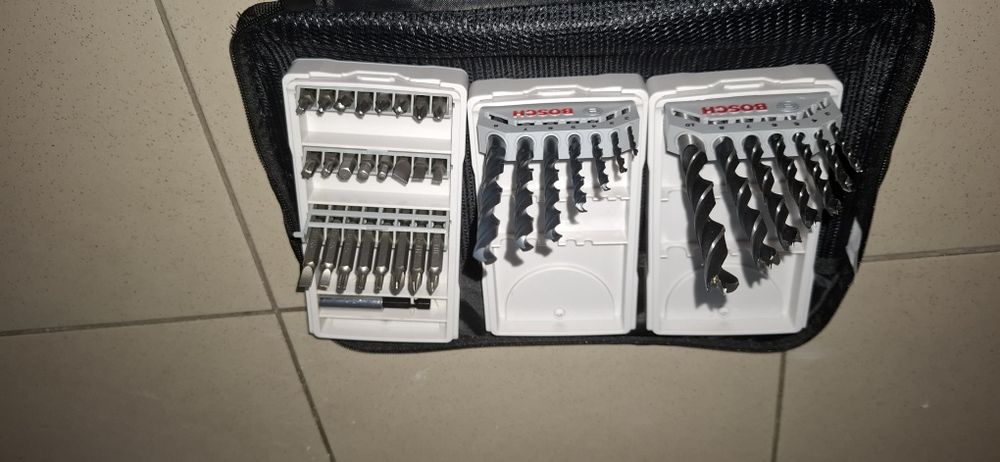 Geanta bormasina Bosch cu set biți si burghie