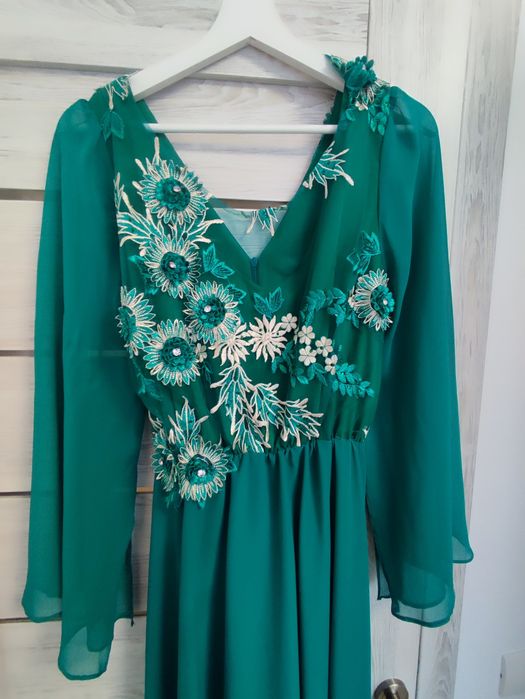 Vând rochii de ocazie aproape noi