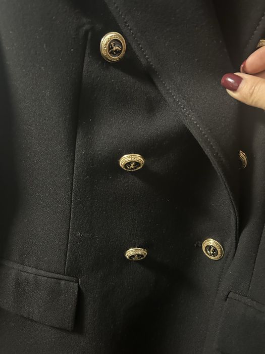 Продавам черно яке, практически ново.