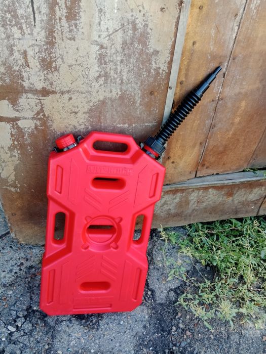 Пластик с носиком 10 литров.