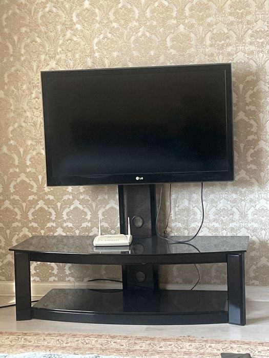 Телевизор LG с подставкой