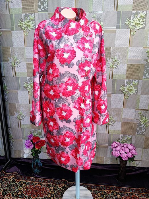 Яркий плащ на наш 50 размер