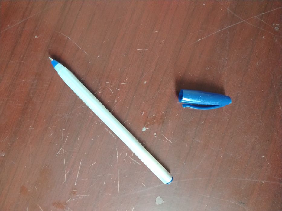 Белая шариковая ручка с синим колпачком — надёжность, проверенная врем