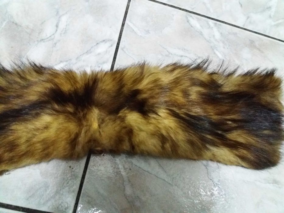 Căciulă și guler de blană (probabil vulpe)