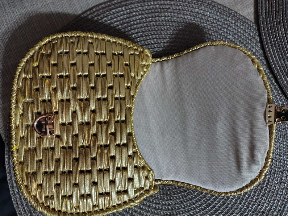 Vând jeanta hand made aurie